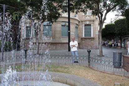Sergio Morante en la Plaza del Educador y ante el histórico edificio Banesto.