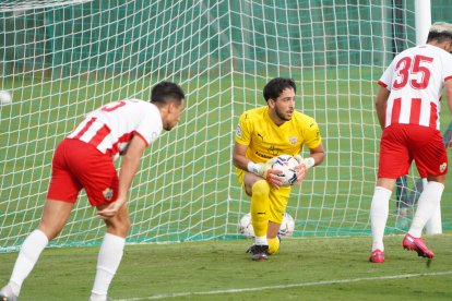El Badajoz hizo trabajar a la defensa del Almería.