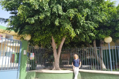 Mar de los Ríos a las puertas de su colegio, el actual Freinet