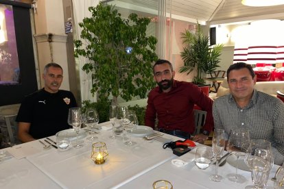 La mesa presidencial hablando de fichajes.