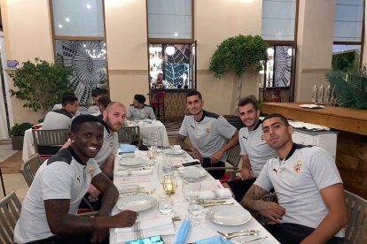 La mesa de Samu Sosa muy animada.