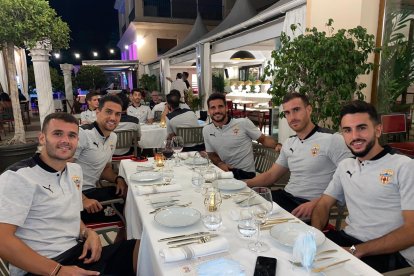 La mesa de Fernando con Morlanes, Juan Ibiza...