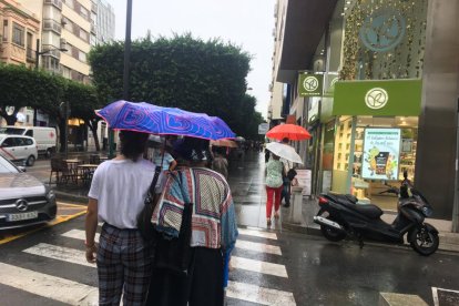 Los almerienses han tenido que buscar este viernes los paraguas