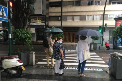 Los almerienses han tenido que buscar este viernes los paraguas