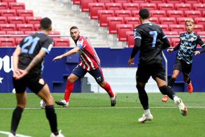 Koke se prepara para centrar ante la mirada de Samú Costa.