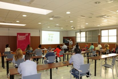 Anabel Veloso en el Taller de Liderazgo para el siglo XXI de la Faeem. Foto JAB