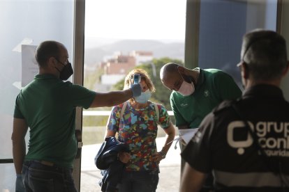 Control de temperatura al llegar al Moisés Ruiz.