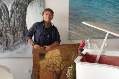 Waldi Wrobel, artista alemán que hace unos años decidió instalar en Enix una galería-estudio.