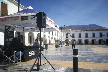 Los micrófonos de la SER en la Plaza Porticada de Berja.