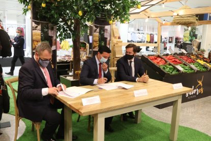 Miguel Sainz, Javier A. García y Francisco Góngora firmando el acuerdo.