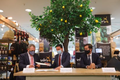 Miguel Sainz, Javier A. García y Francisco Góngora firmando el acuerdo.