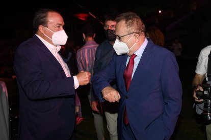 Pedro Manuel de la Cruz, director de LA VOZ, saluda a Juan Carrillo.