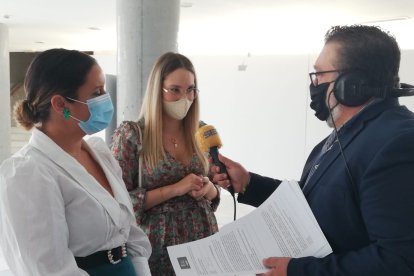 Constan Fernández y Damaris Viñolo, costureras de Vícar.