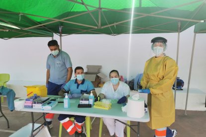 Sanitarios que realizan las pruebas.