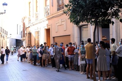 Figurantes y actores en la parte trasera del Museo de la Guitarra, utilizado como camerinos.
