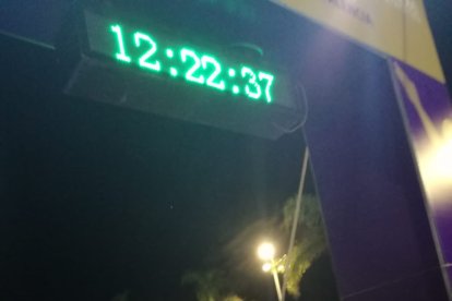 Cruzando la línea de meta.