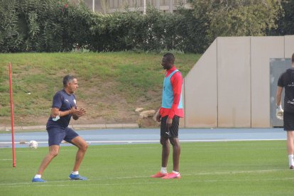 Gomes habla con Umar Sadiq.