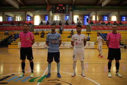 Los capitanes con el colegiado.