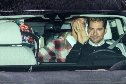 David Bisbal y Rosanna Zanetti abandonan el hospital con su hija Bianca.