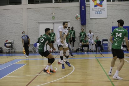 Mario Ferrera recibiendo la pelota.