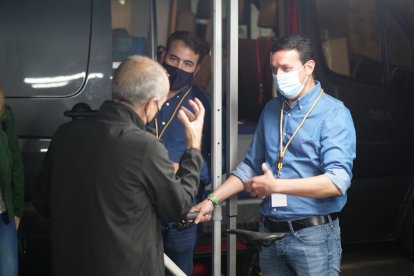 Saludando al equipo organizador.