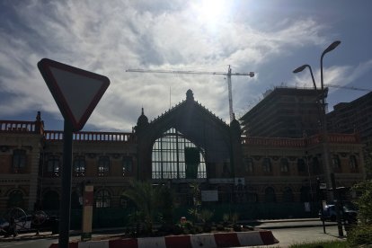 Aún está vallada la estación y parte del andamiaje aún no se ha retirado.