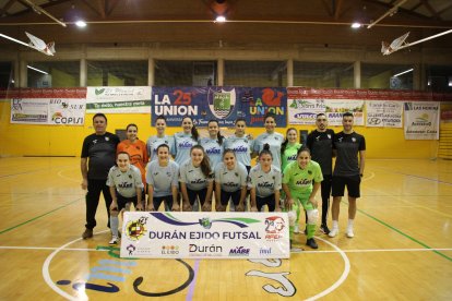 Las jugadoras celestes posan antes del partido.