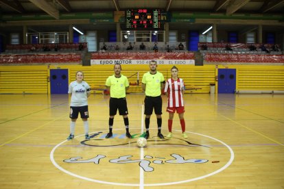 La foto entre capitanas y árbitros.