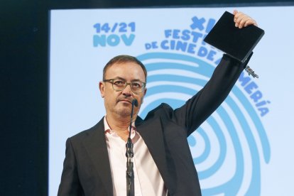 Manuel Martín Cuenca, con el premio Almería, tierra de cine.