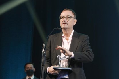 Manuel Martín Cuenca, con el premio Almería, tierra de cine.