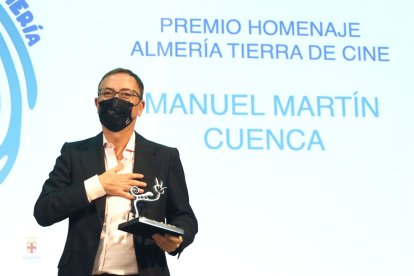 Manuel Martín Cuenca, con el premio Almería, tierra de cine.