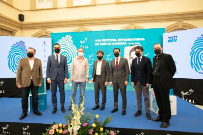 Foto de familia de autoridades, De la Torre y Martín Cuenca tras la rueda de prensa en el Palacio provincial.