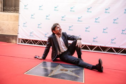 El actor malagueño posa sonriense junto al lucero que lleva su nombre.