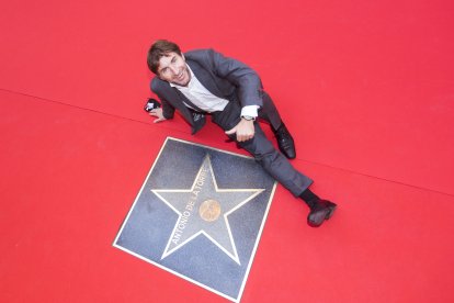 El actor malagueño posa sonriense junto al lucero que lleva su nombre.