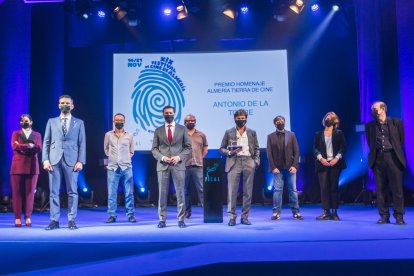 Foto de familia tras el acto de entrega del galardón, en el Teatro Cervantes.