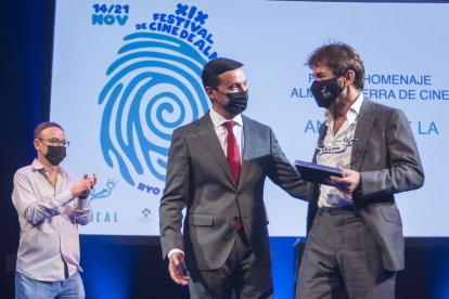 El presidente de Diputación entrega el Tierra de Cine al intérprete.