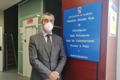 En la puerta que da acceso a la pista.