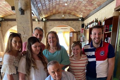 De cumpleaños con su familia.