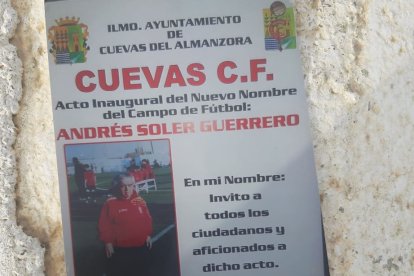 El cartel con el nombre de su campo.
