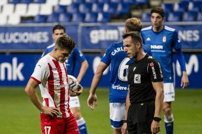 Corpas y el árbitro, pendiente del VAR.