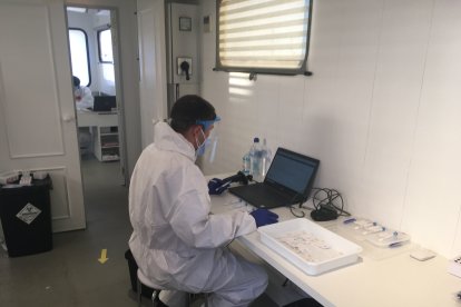 La unidad móvil se sitúa al lado del Pabellón de Deportes del municipio.