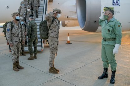 El general Llago recibió al último grupo, liderado por el teniente coronel Ríos.