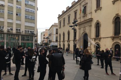El sector cultural escenifica el funeral de las orquestas.