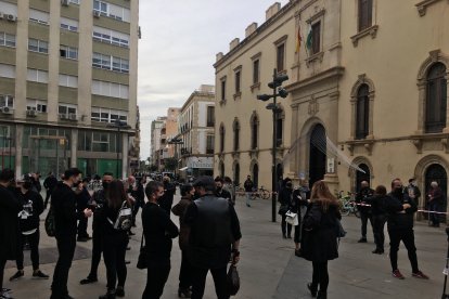 El sector cultural escenifica el funeral de las orquestas.