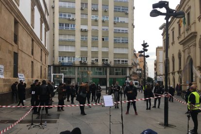 El sector cultural escenifica el funeral de las orquestas.