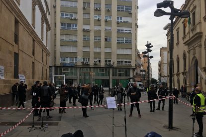 El sector cultural escenifica el funeral de las orquestas.
