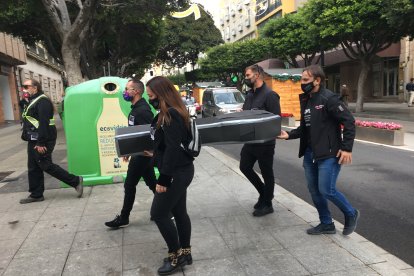 El sector cultural escenifica el funeral de las orquestas.