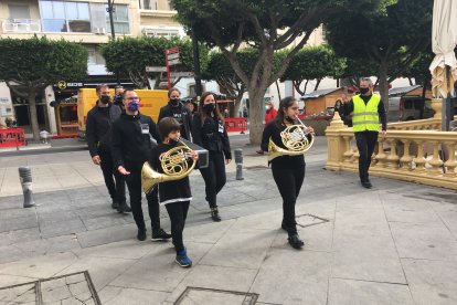 El sector cultural escenifica el funeral de las orquestas.