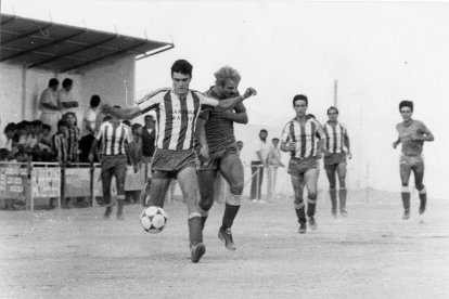 La pequeña tribuna asistiendo a un partido de finales de los setenta.