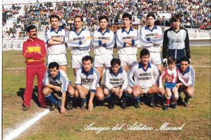 Vestido de blanco en un Poli Almerí- Atlético Macael de los ochenta.